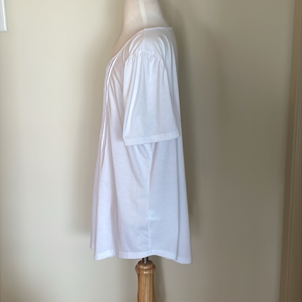 EUC Women’s Xl Detailed White Short Scoop Neck Short Sleeved Lightweight Top - Picture 4 of 7
